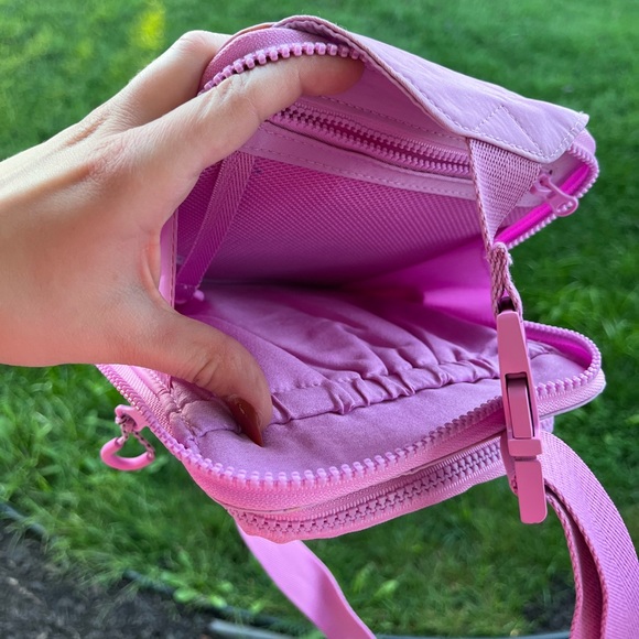 Beis sport sling in berry crossbody purse bag - Picture 2 of 3